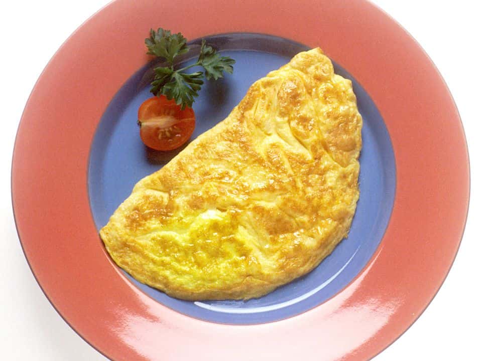 Omletă din albușuri cu roșii cherry, ceapă verde și parmezan, gata de servit