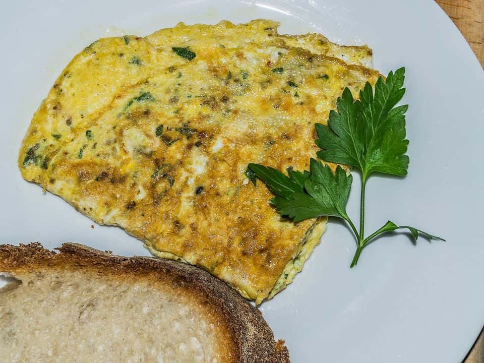 Omletă cu ciuperci, șuncă de curcan și roșii, gata de servit