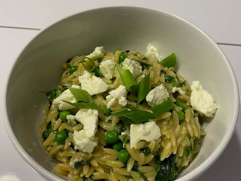 Orzo cu spanac, năut, feta și lămâie, gata de servit