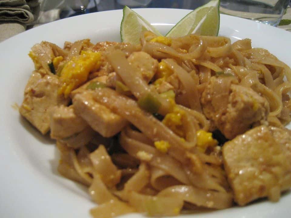 Pad thai vegan cu tofu, germeni și arahide, gata de servit