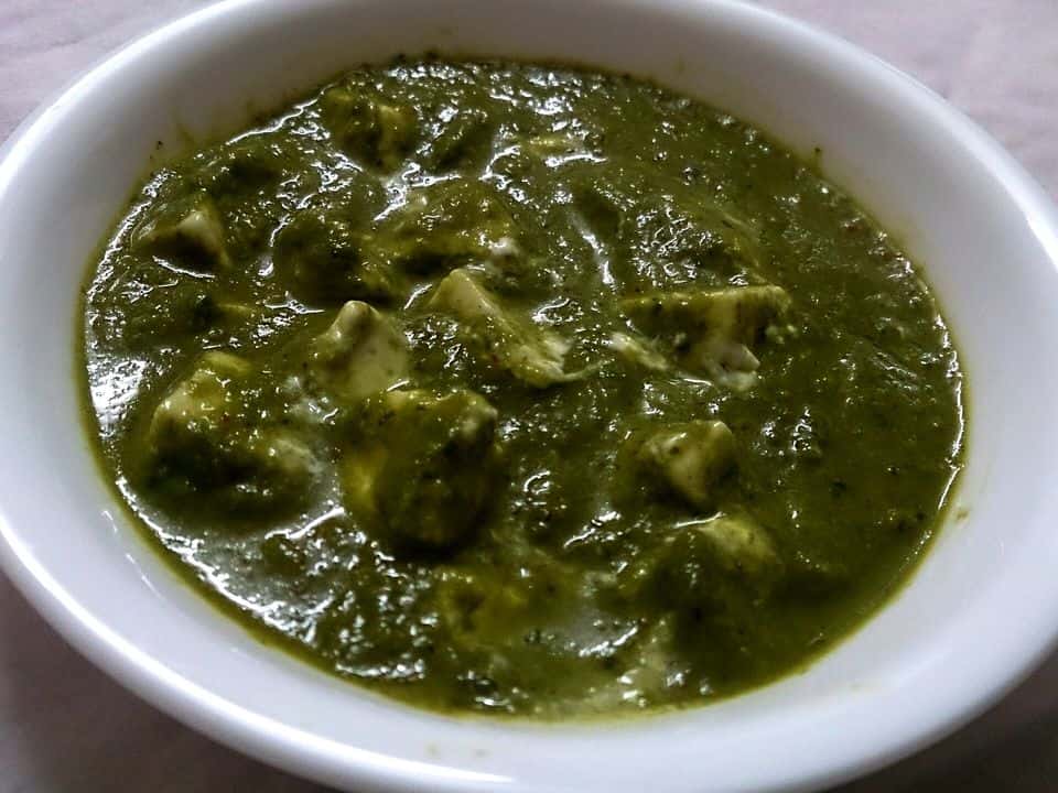 Spanac în stil indian cu caș (ca palak paneer), cu orez basmati, gata de servit