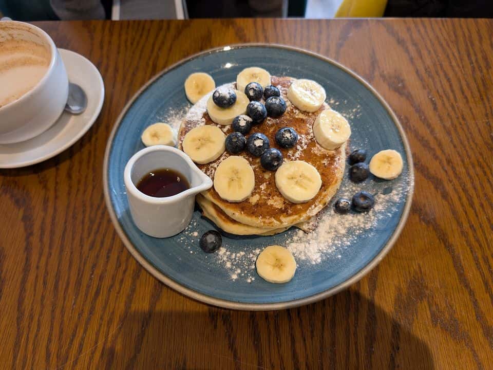 Clătite vegane din ovăz și banană, cu iaurt de soia și zmeură, gata de servit