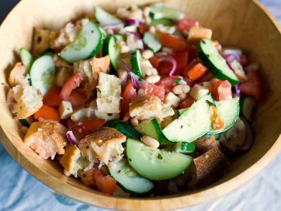 Panzanella cu fasole albă, mozzarella și roșii, gata de servit