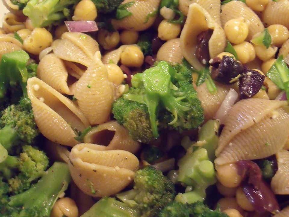 Paste integrale cu năut, broccoli și usturoi, gata de servit
