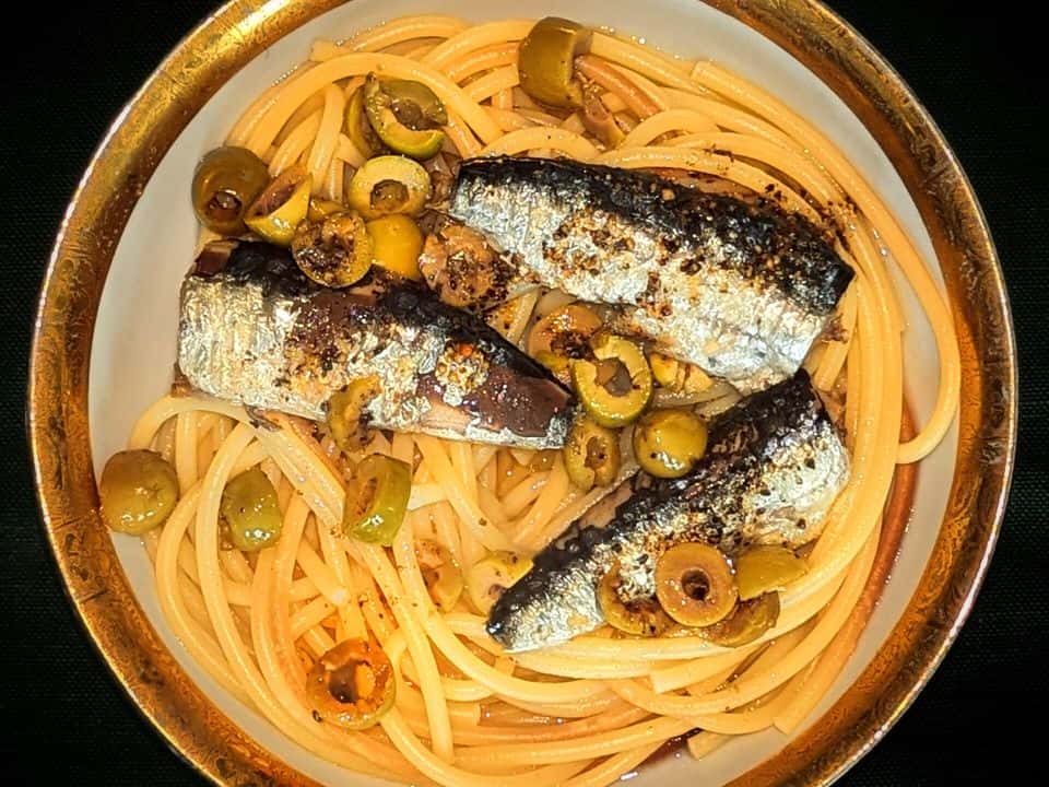 Paste integrale cu sardine, roșii cherry, capere și pesmet prăjit, gata de servit