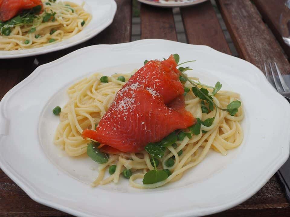 Paste integrale cu somon, broccoli și sos de iaurt cu lămâie, gata de servit