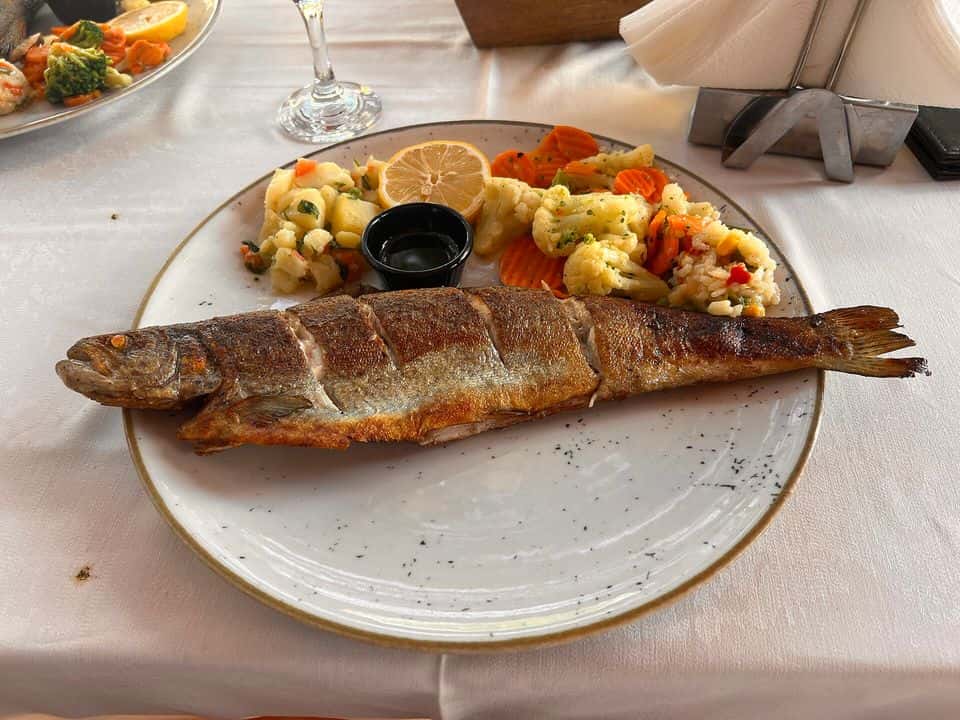 Păstrăv la grătar cu mămăligă și mujdei de usturoi, gata de servit