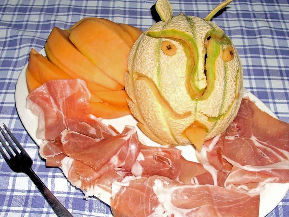 Pepene galben cu prosciutto crudo, gata de servit