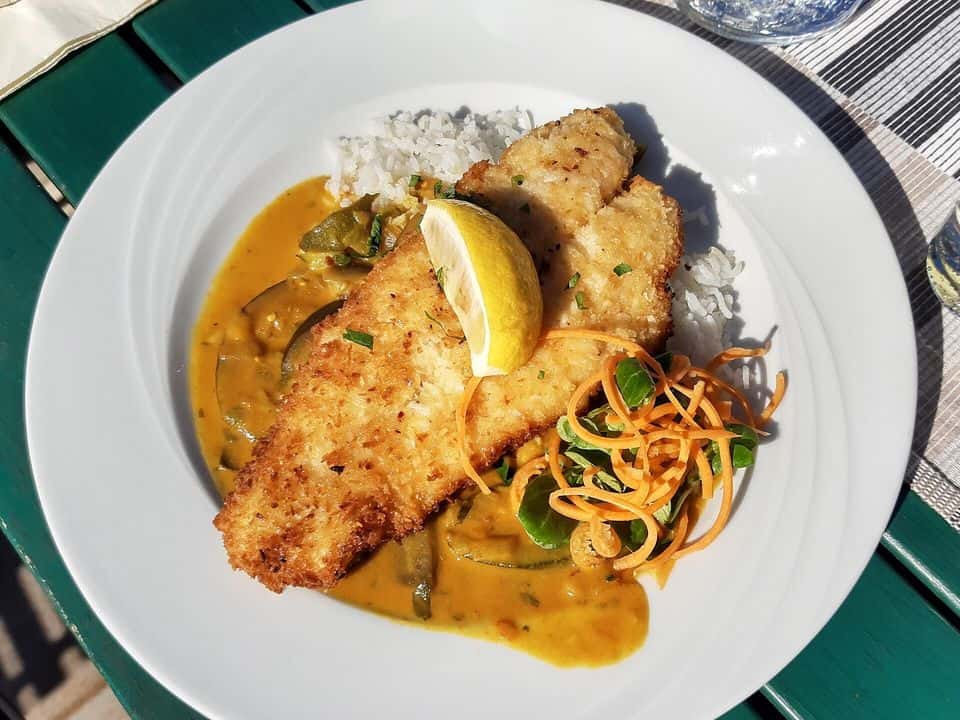 Pangasius în crustă de pesmet cu ierburi, cu piure de mazăre și cartofi, gata de servit