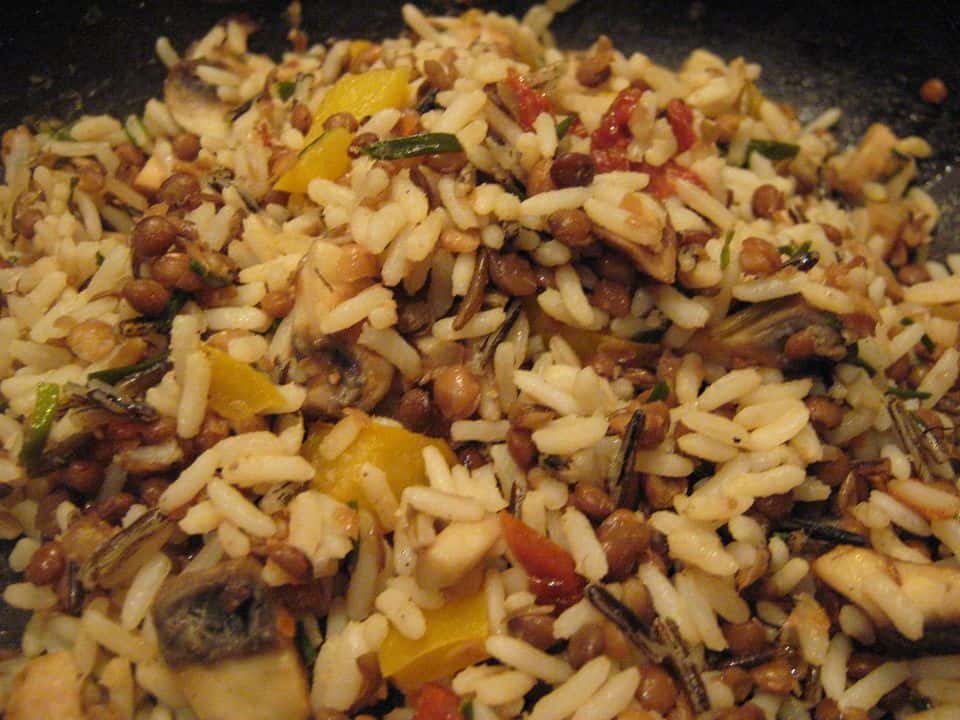 Pilaf de post cu ciuperci și năut, gata de servit