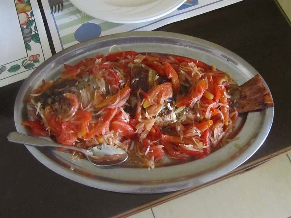 Plachie de crap cu ceapă, roșii și mămăligă, gata de servit