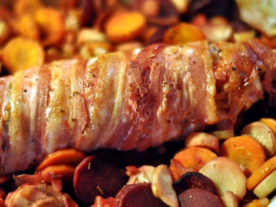 Mușchiuleț de porc cu legume la tavă și bulgur, gata de servit