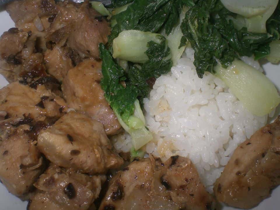Porc la wok cu ardei, ciuperci și orez, gata de servit