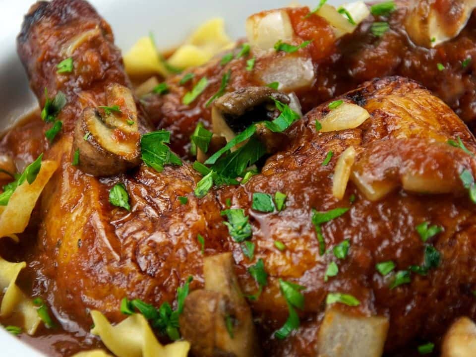 Pui cacciatore cu roșii, ardei și măsline, cu paste integrale, gata de servit