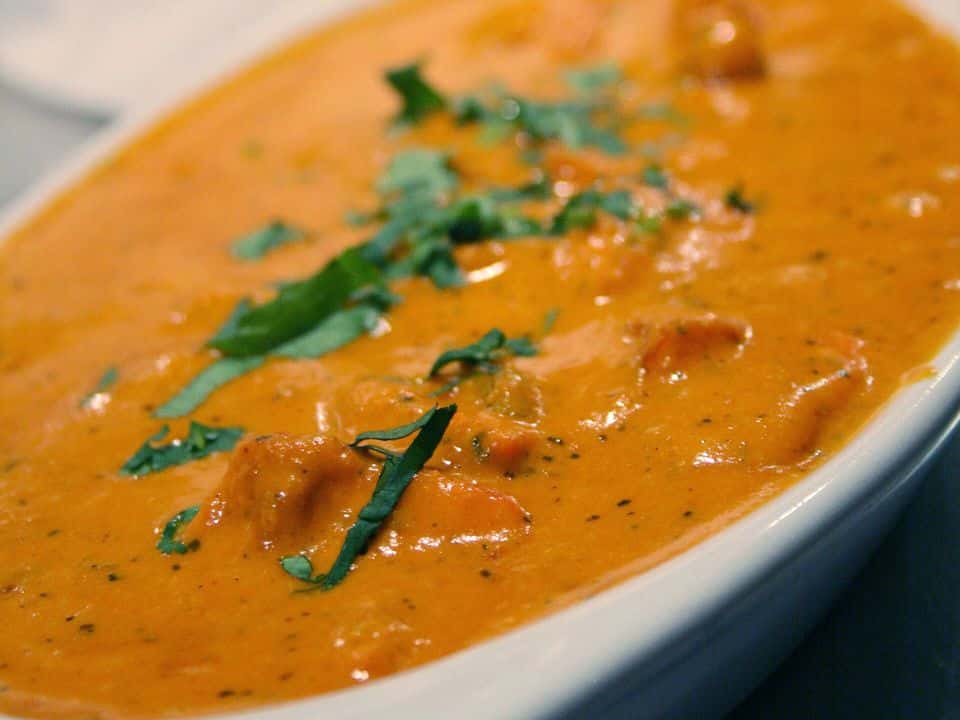 Pui tikka masala cu orez basmati, gata de servit