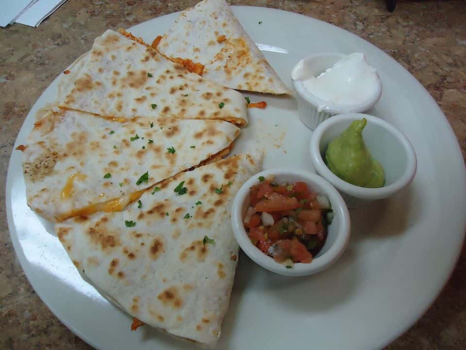 Quesadilla integrală cu pui, fasole neagră și cașcaval, gata de servit