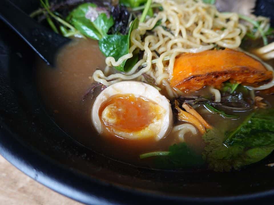 Ramen vegetarian cu miso, ou fiert moale, shiitake și pak choi, gata de servit
