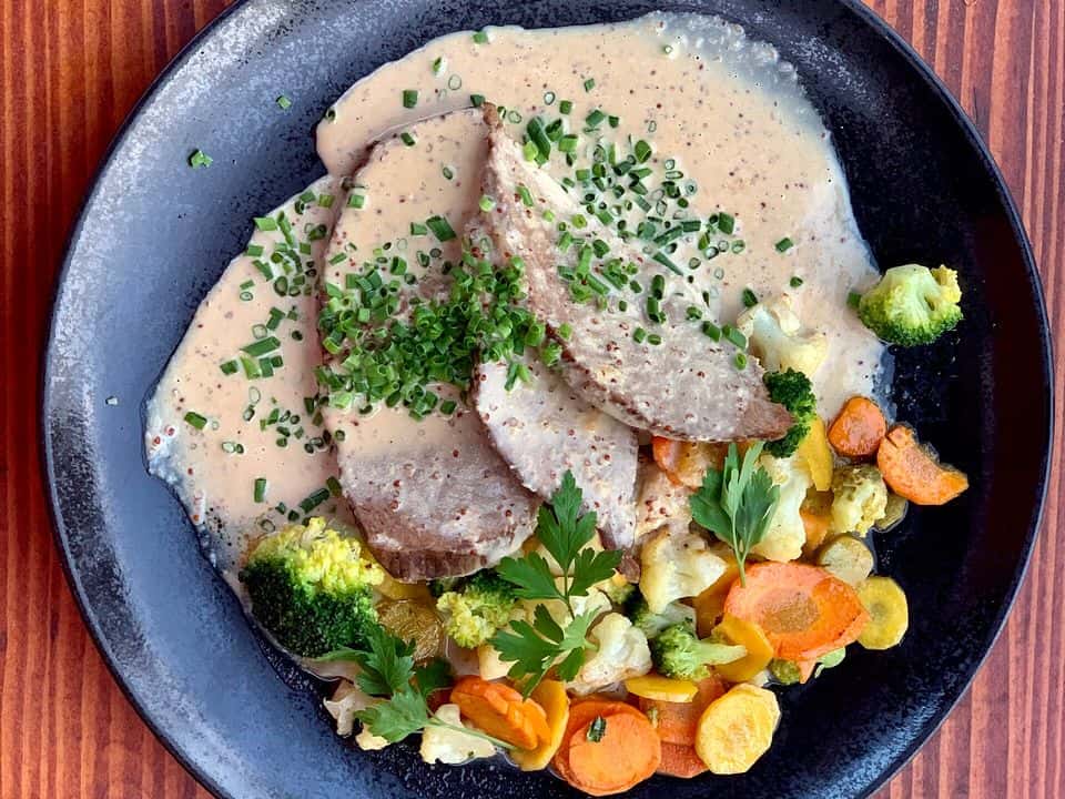 Rasol de vită cu legume și sos de hrean cu iaurt, gata de servit