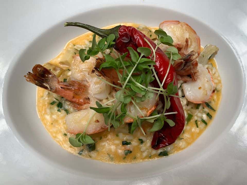 Risotto cu creveți, sparanghel și lămâie, gata de servit