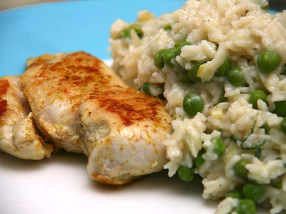 Risotto cu pui, ciuperci și mazăre, gata de servit