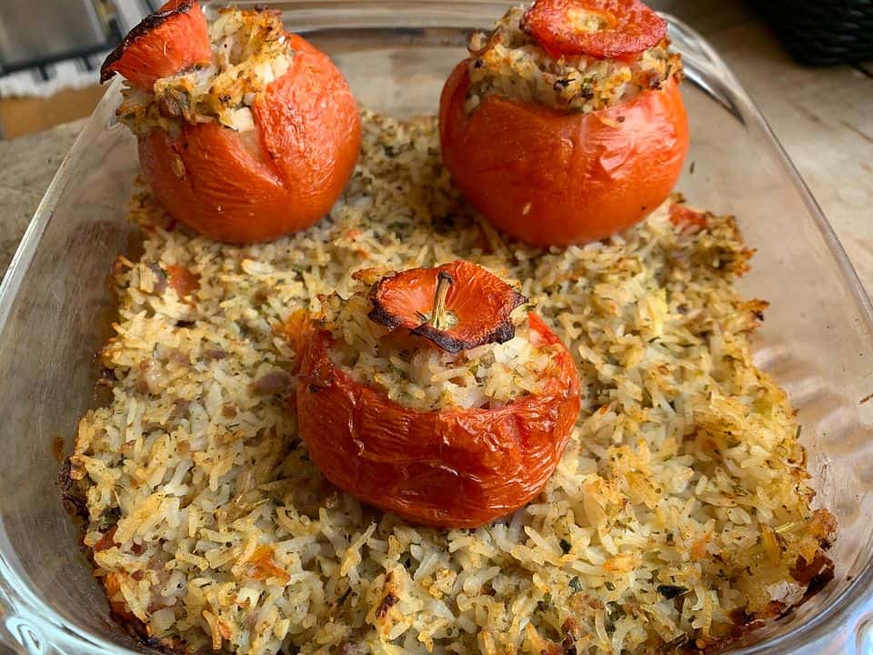 Roșii umplute cu vită și bulgur, la cuptor, gata de servit