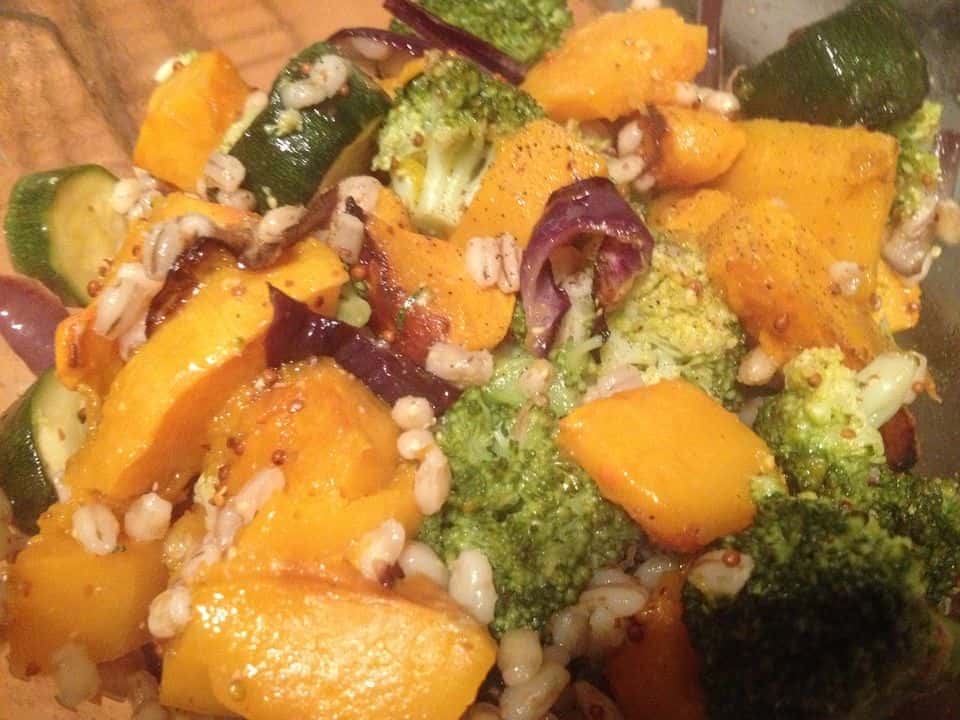 Salată de arpacaș cu năut, ardei copți și rucola, gata de servit