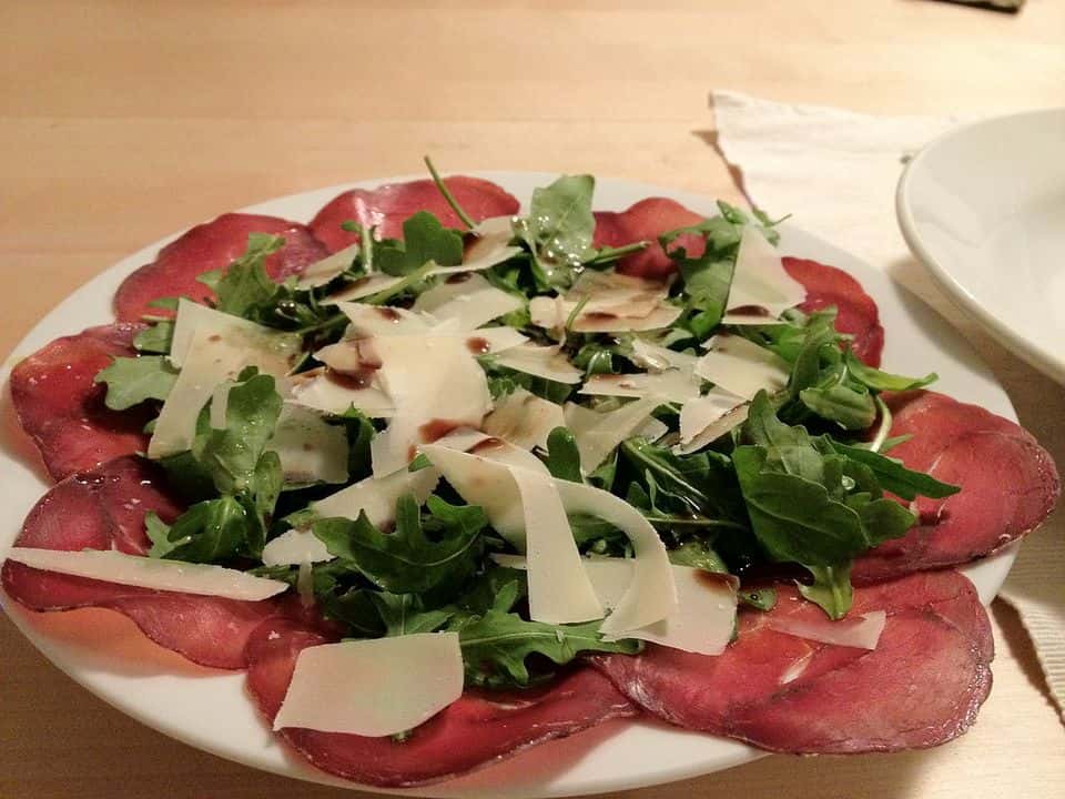 Salată de bresaola cu rucola, fasole albă și parmezan, gata de servit