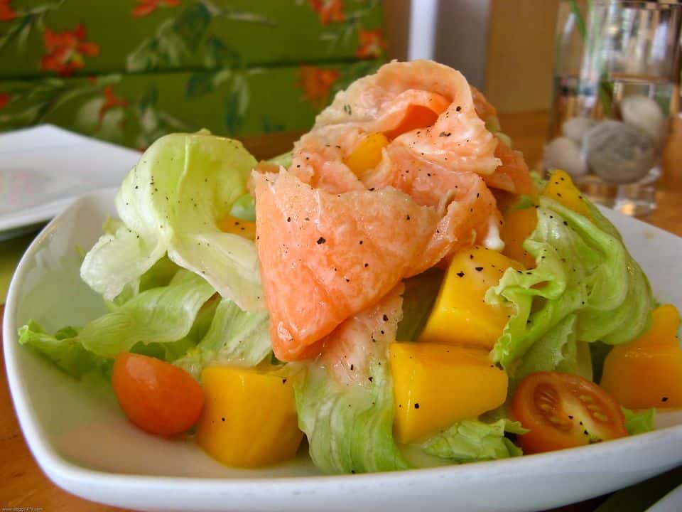 Salată caldă de cartofi cu somon afumat, capere și mărar, gata de servit
