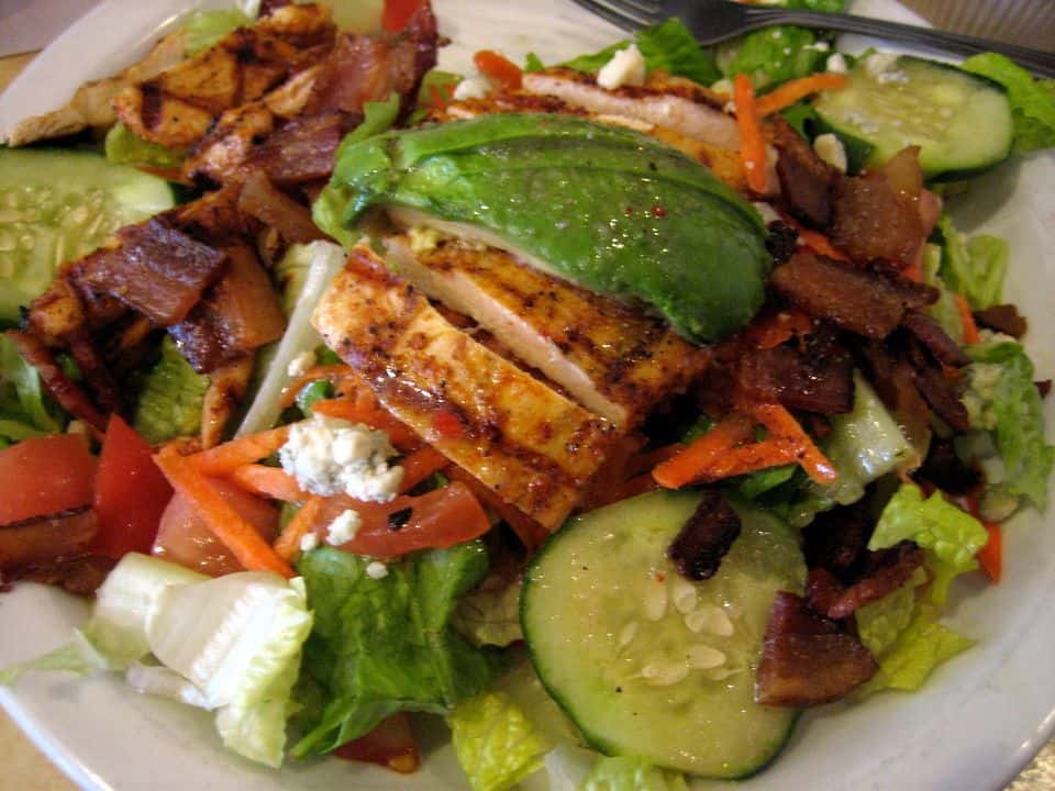 Salată Cobb cu pui, ou, avocado și gorgonzola, gata de servit