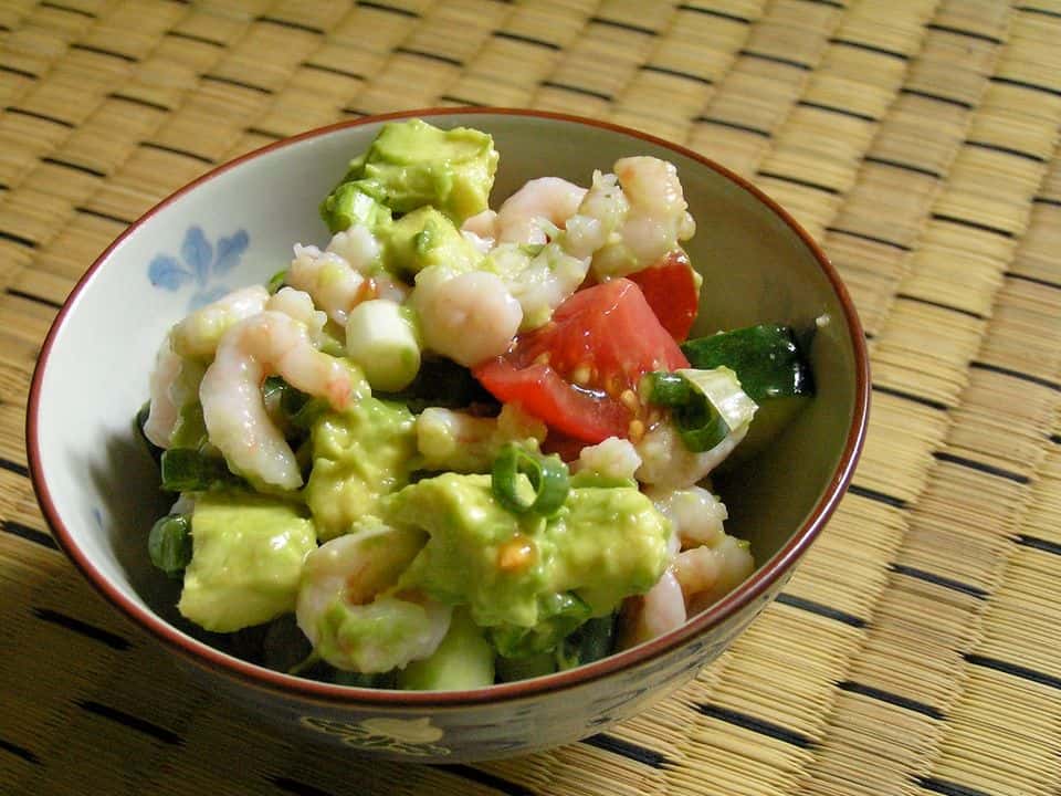 Salată de creveți cu avocado și grapefruit, gata de servit