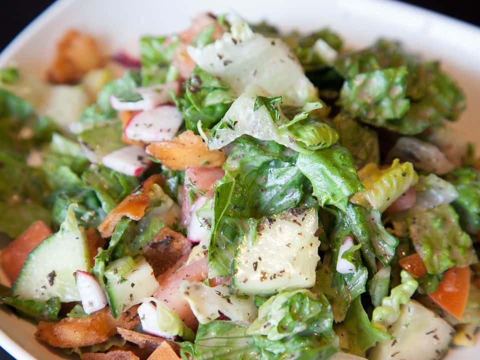 Salată fattoush cu pui la grătar și pita coaptă, gata de servit
