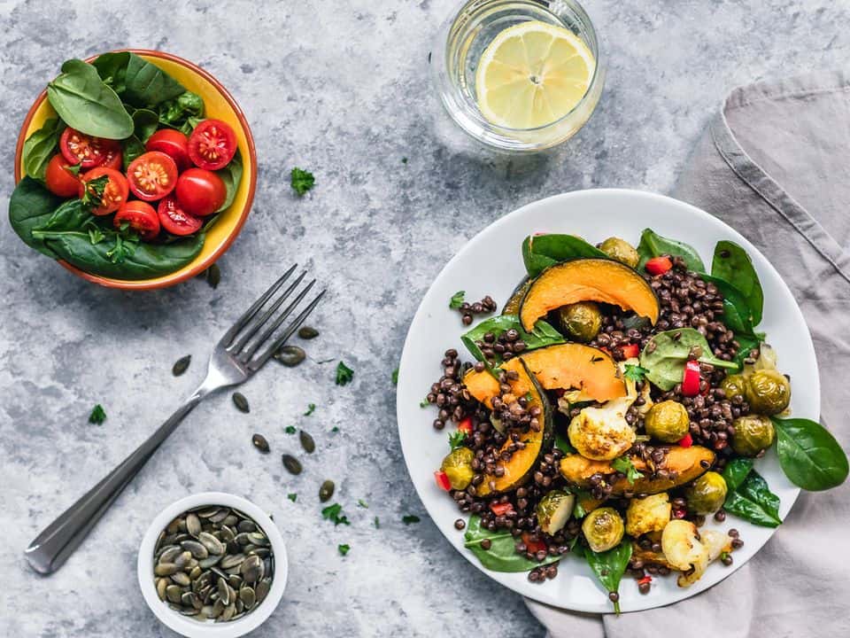 Salată de linte neagră cu dovleac copt, rucola și semințe de dovleac, gata de servit