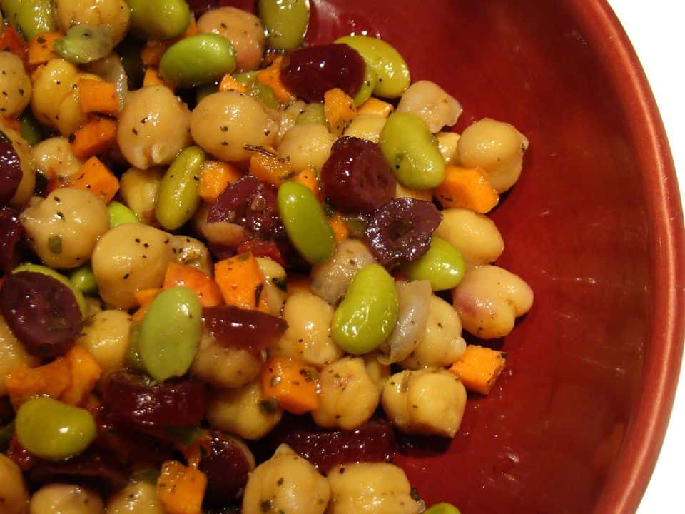 Salată de quinoa cu edamame, varză roșie și sos de arahide, gata de servit