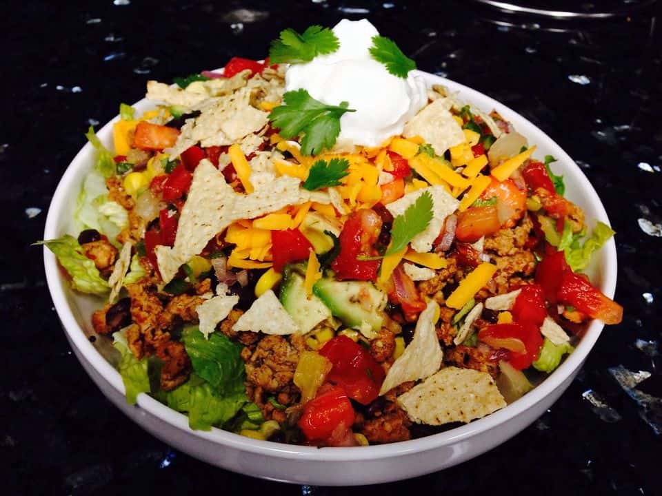 Salată taco cu carne tocată de vită, fasole roșie și porumb, gata de servit