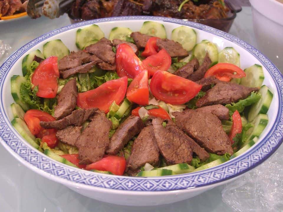 Salată thailandeză cu vită, tăiței de orez, mentă și arahide, gata de servit