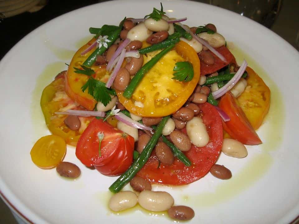 Salată de trei feluri de fasole cu quinoa și ceapă roșie, gata de servit