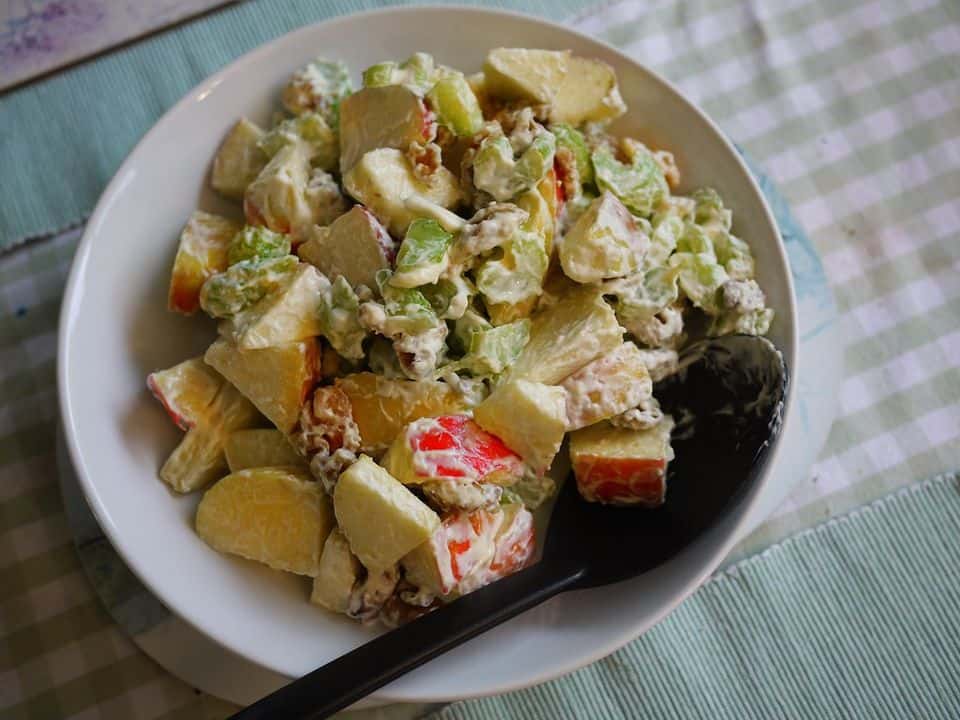 Salată Waldorf cu pui, țelină apio, măr, struguri și nuci, gata de servit