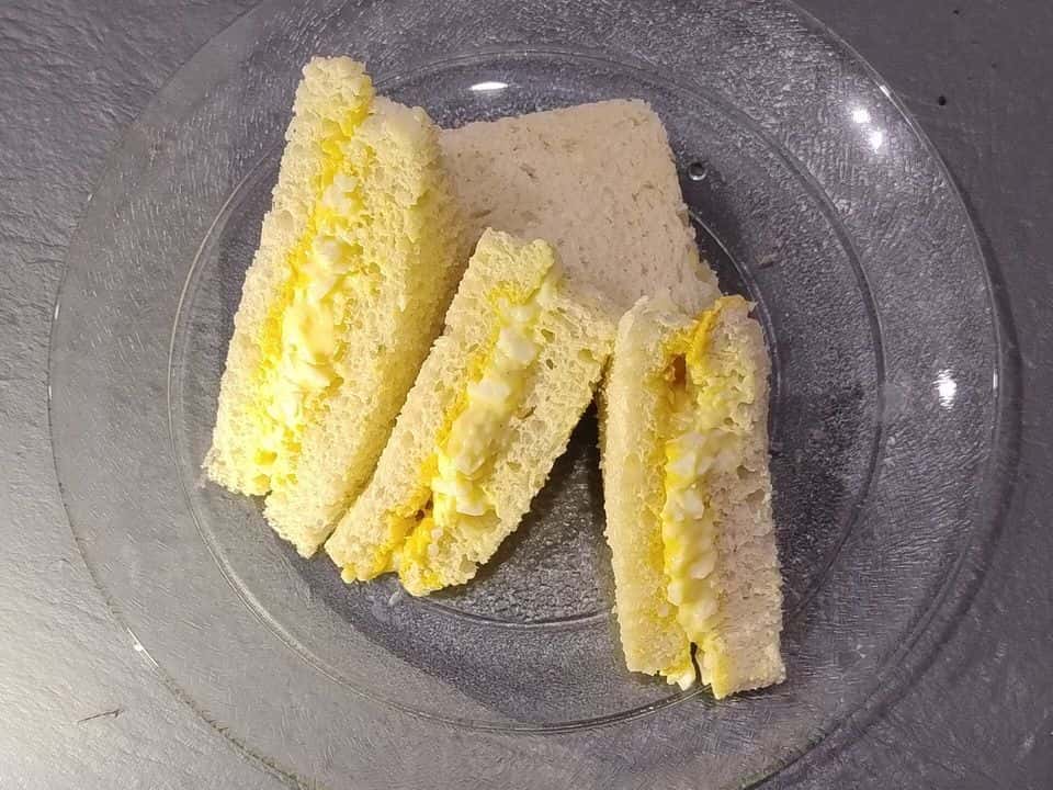 Salată de ouă cu iaurt și muștar pe pâine integrală, gata de servit
