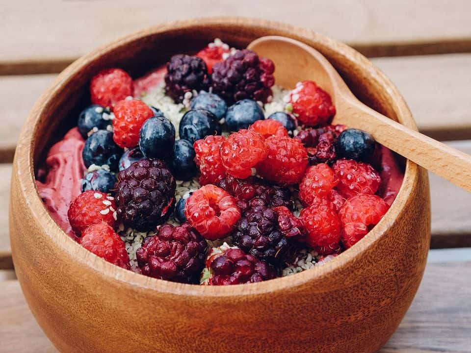Bol smoothie vegan cu iaurt de soia, fructe de pădure și semințe de cânepă, gata de servit