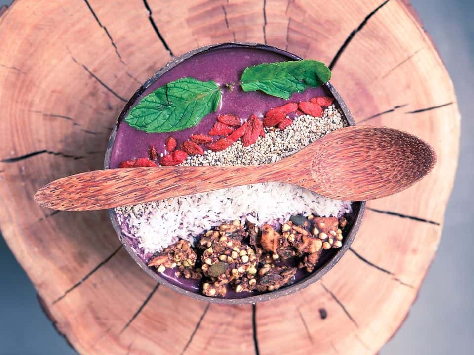 Bol smoothie cu skyr, banană și fructe de pădure, gata de servit