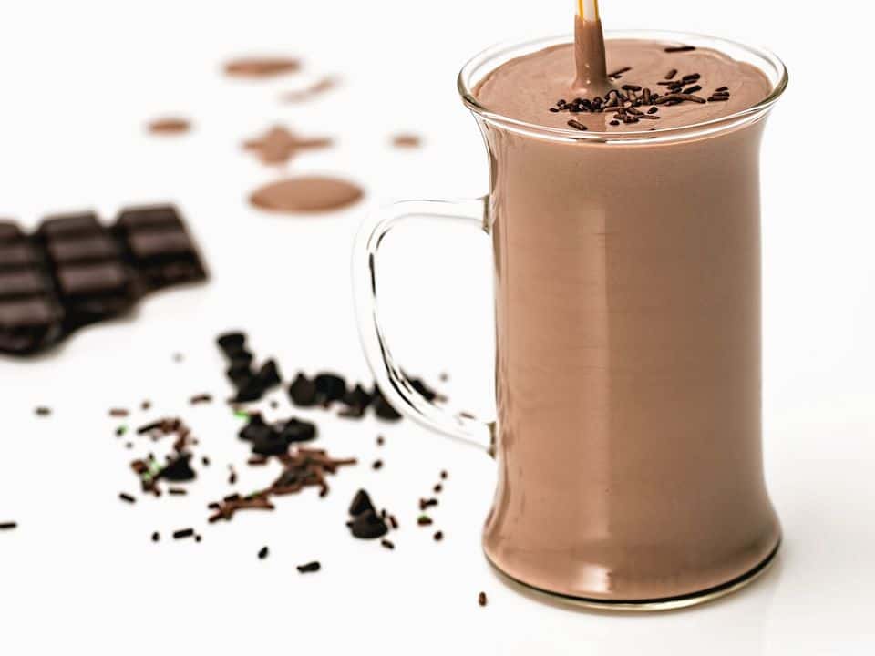 Smoothie cu băutură de soia, ovăz, cacao și banană, gata de servit