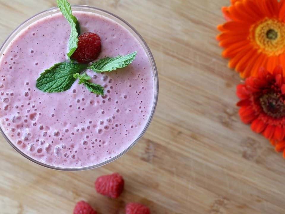 Smoothie vegan cu băutură de soia, zmeură și ovăz, gata de servit
