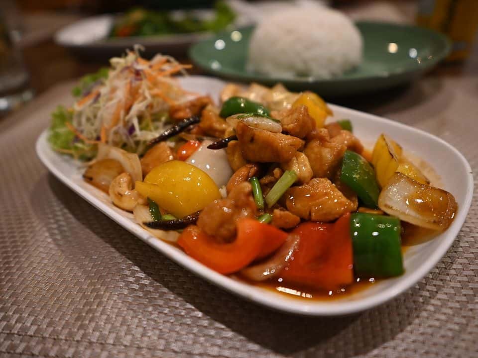 Pui la wok cu broccoli, ardei și orez basmati, gata de servit