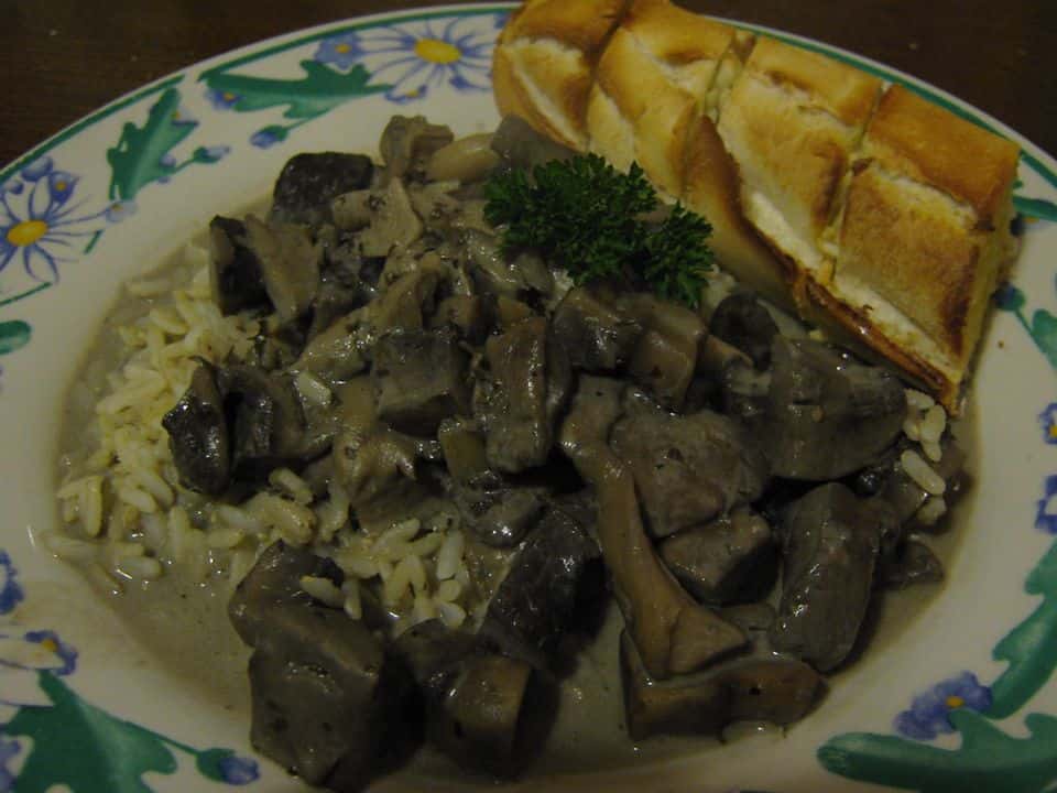 Stroganoff de ciuperci cu soia texturată și orez, gata de servit