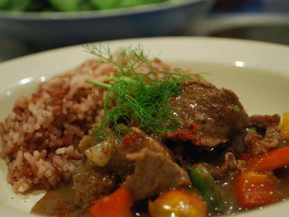 Stroganoff light de vită cu ciuperci și orez, gata de servit