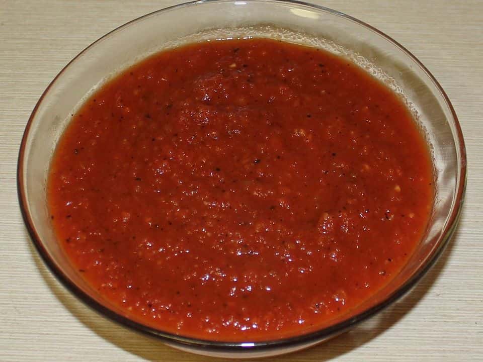 Supă cremă de ardei copți și roșii, cu feta, gata de servit