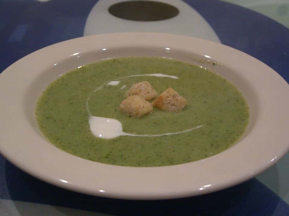 Supă cremă de broccoli cu piept de curcan și iaurt, gata de servit