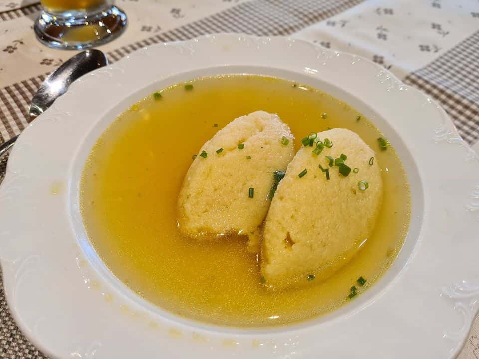Supă de curcan cu găluște de griș, gata de servit