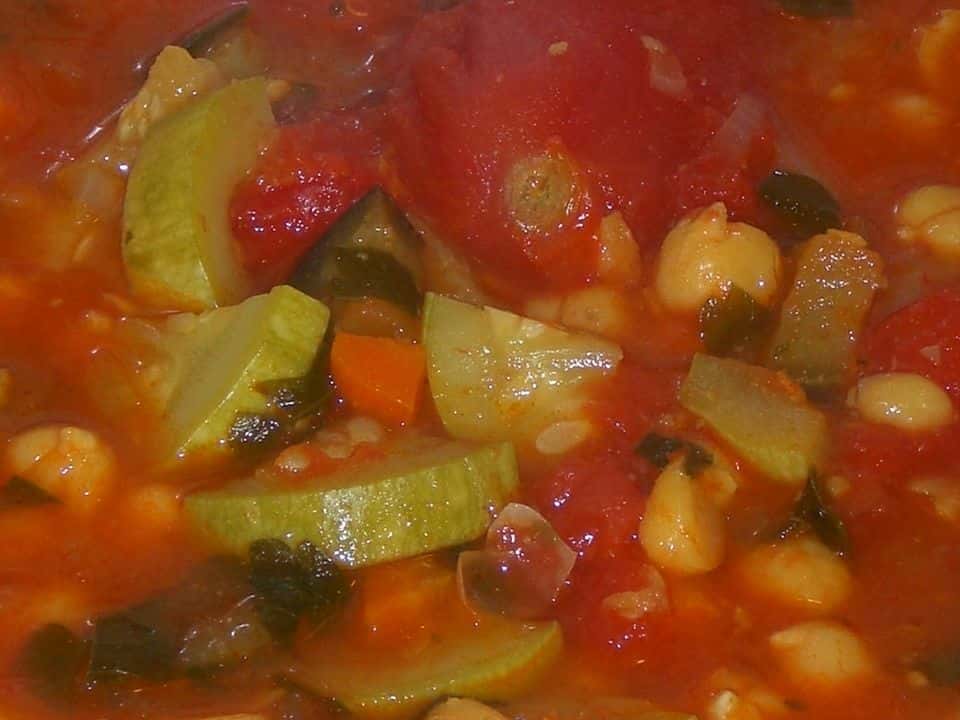 Supă de roșii cu orez și năut, de post, gata de servit