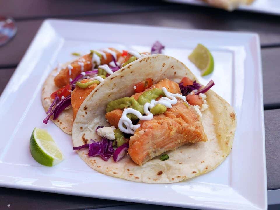 Tacos cu merluciu, varză roșie și sos de iaurt cu lime, gata de servit